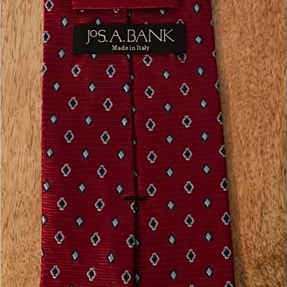 JOS A. BANK MEN’S RED, NAVY, & LIGHT BLUE 100% SILK NECKTIE/PRE-OWNED/DIGNIFIED! - Picture 2 of 2